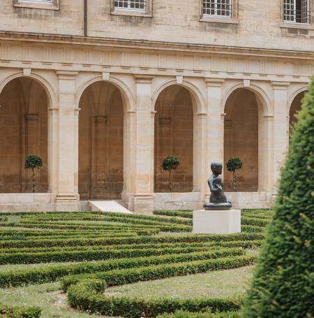 Garçon à la poupée d'après Cécile Schuhmann