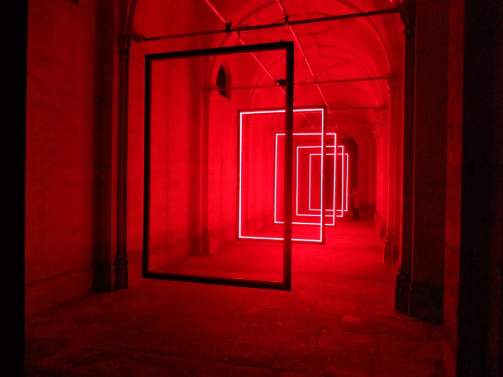 Oeuvre Frame Perspective d'Olivier Ratsi dans le cloître de l'Hôtel de ville de Caen