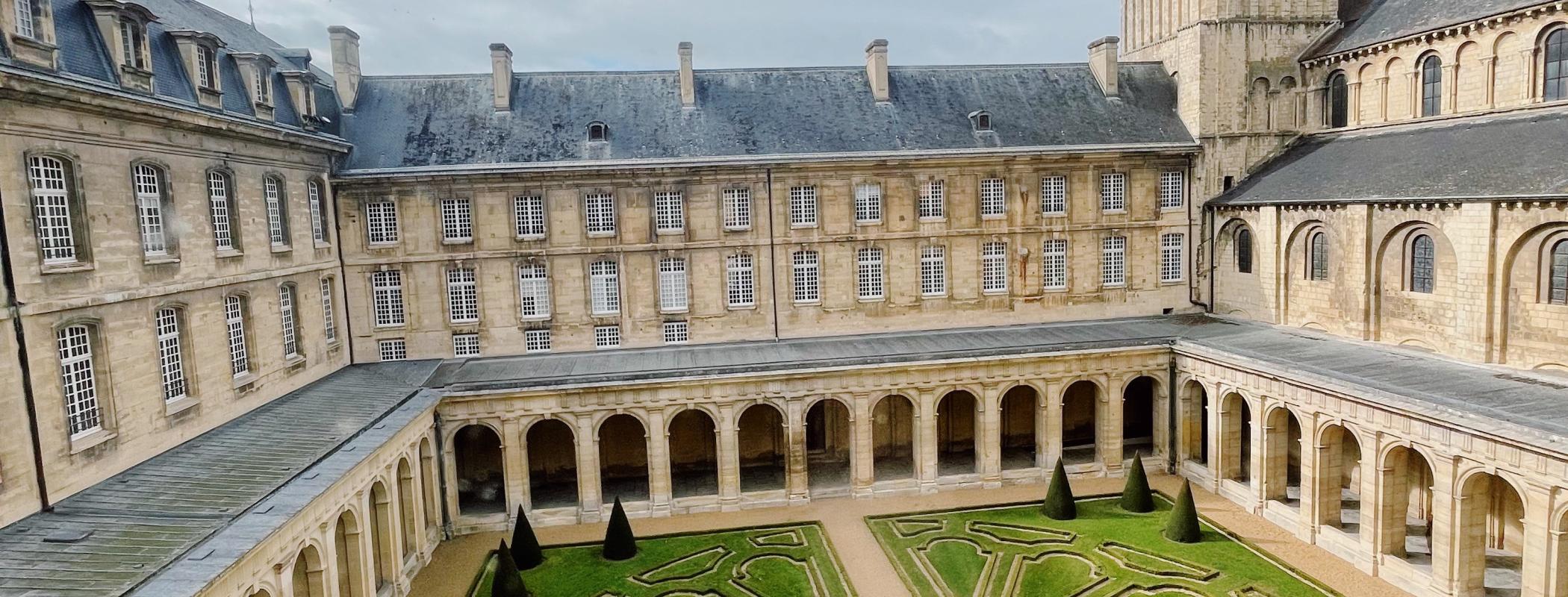 Image du Cloître de l'Abbaye aux Hommes