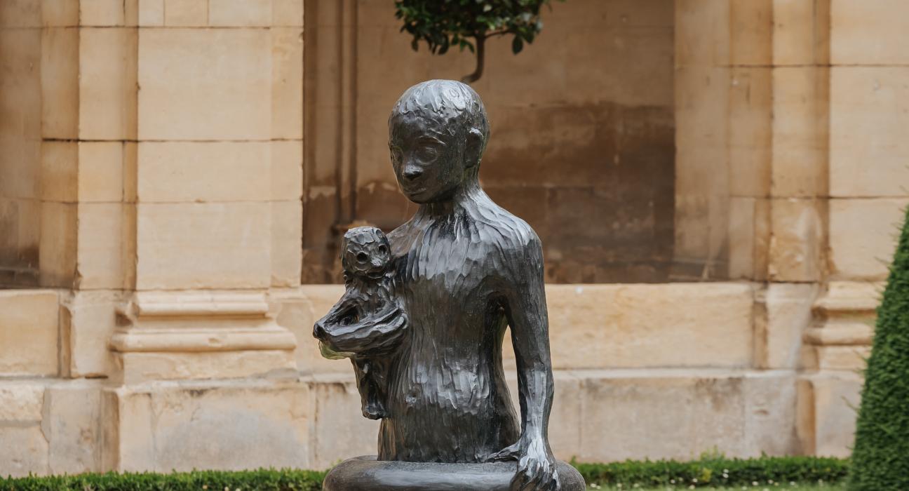 Garçon à la poupée d'après Cécile Schuhmann