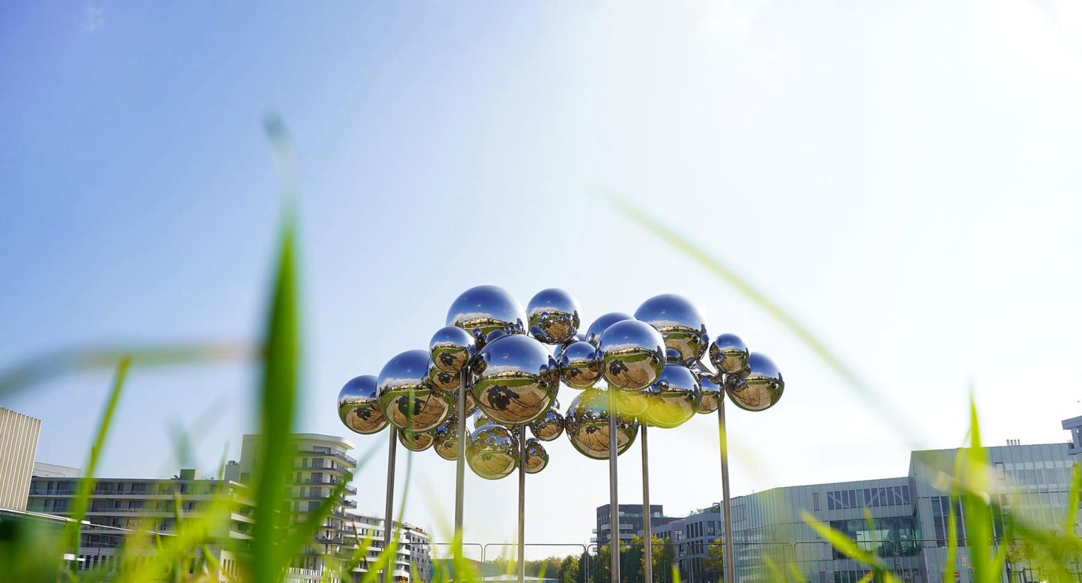 ©Vincent Leroy Studio - L’oeuvre semble flotter au-dessus de la Grande Pelouse de la presqu’ile de Caen