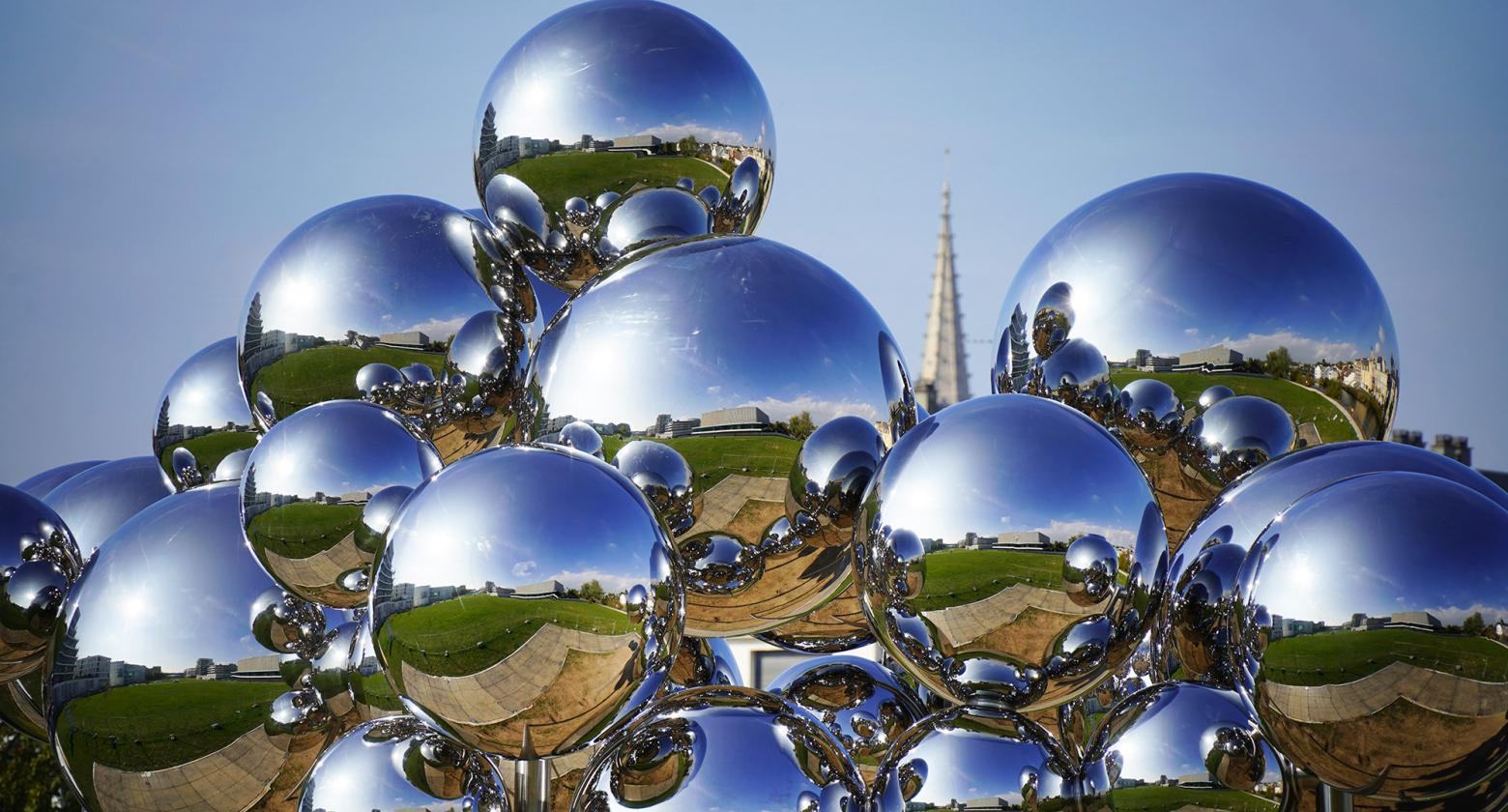 ©Vincent Leroy Studio - Les sphères font echo aux clochés de la ville