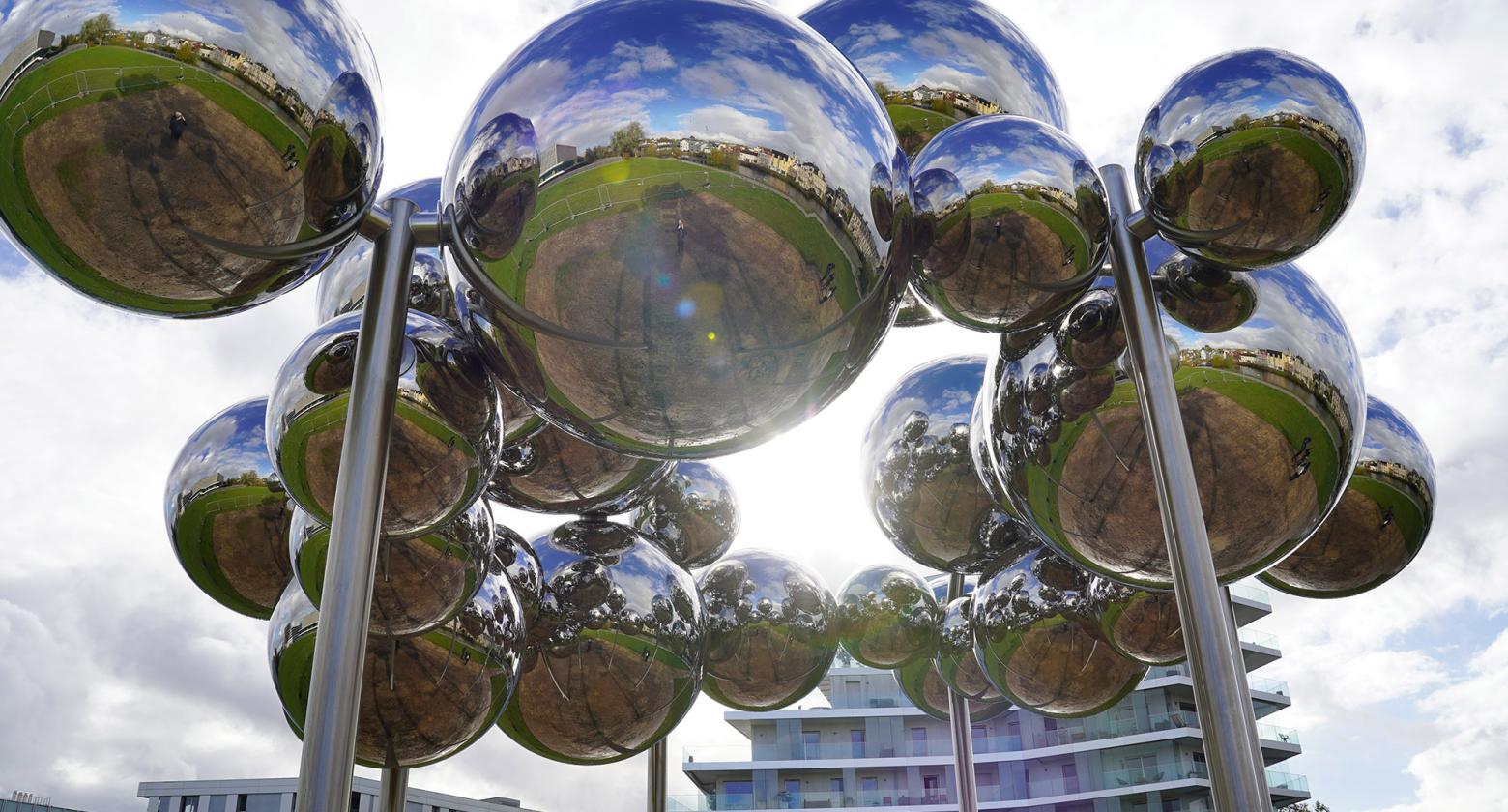 ©Vincent Leroy Studio - Les sphères jouent avec le soleil