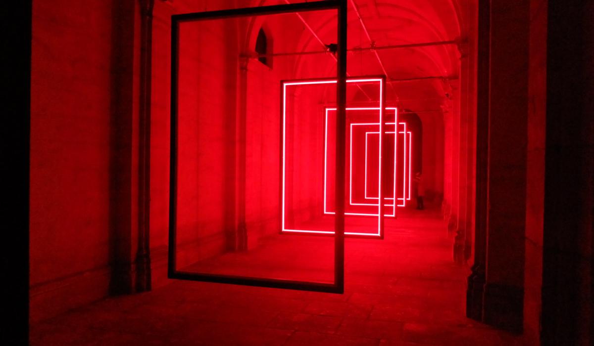 Oeuvre Frame Perspective d'Olivier Ratsi dans le cloître de l'Hôtel de ville de Caen