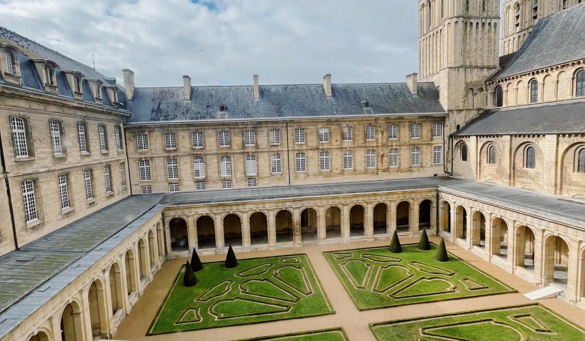 Image du Cloître de l'Abbaye aux Hommes
