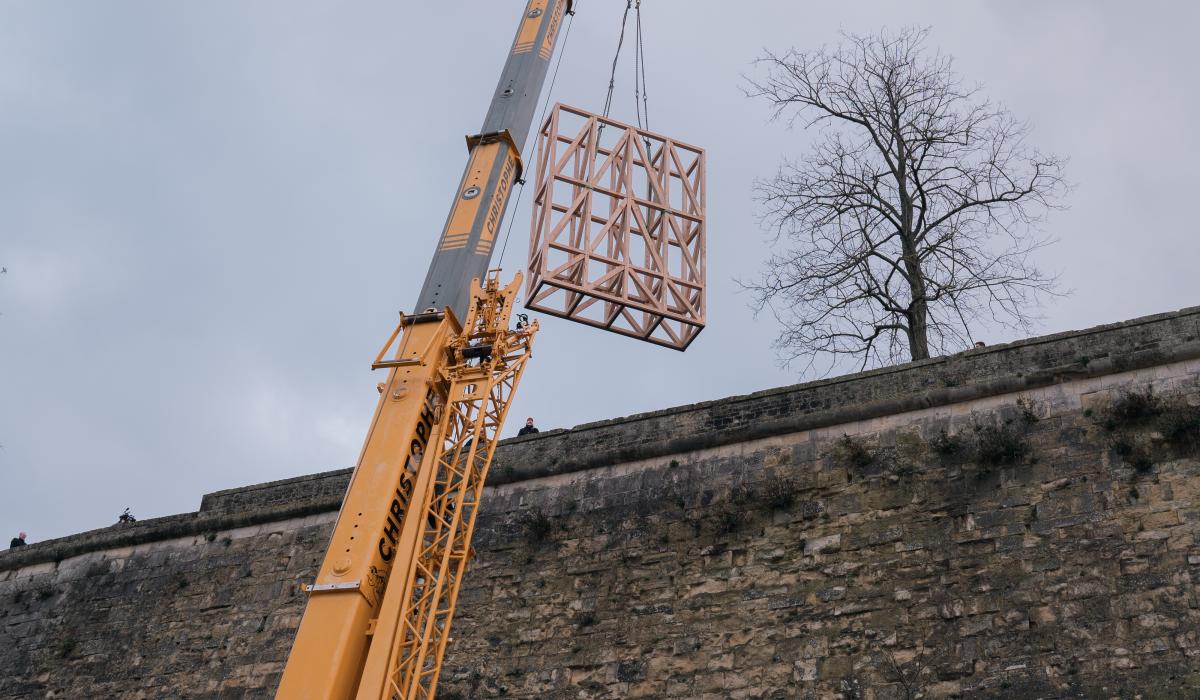 L'objet-abri dans les airs au dessus des remparts