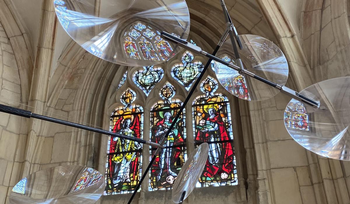 Floating Lens dans l'église Saint-Georges