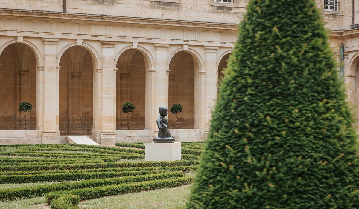 Garçon à la poupée d'après Cécile Schuhmann